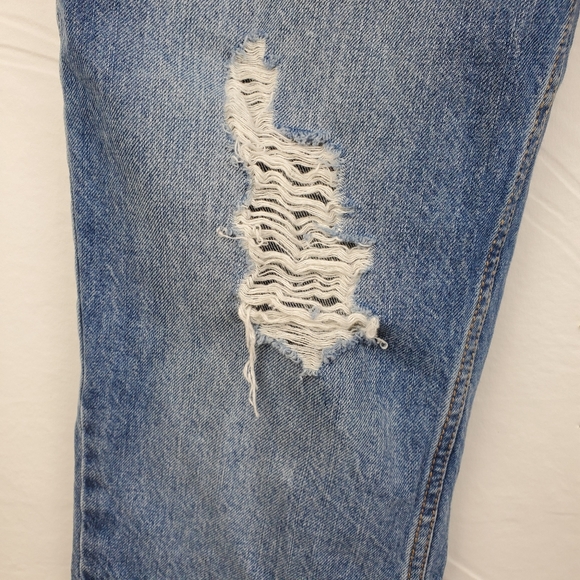 Abercrombie & Fitch Embroidered Girlfriend Jean - Picture 3 of 8